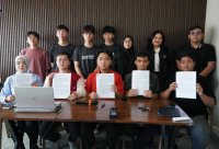 Yi Zie (duduk, dua dari kiri), Brendon Gan (duduk, tengah) bersama gabungan mahasiswa yang hadir dalam sidang akhbar di sini pada Rabu. Foto: Rosli Talib