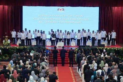 Perdana Menteri Datuk Seri Anwar Ibrahim (tengah) membaca ikrar bersama barisan Jemaah Menteri sempena Amanat Tahun 2026 pada Perhimpunan Bulanan Jabatan Perdana Menteri di Auditorium Puspanitapuri pada Selasa. Foto Bernama 