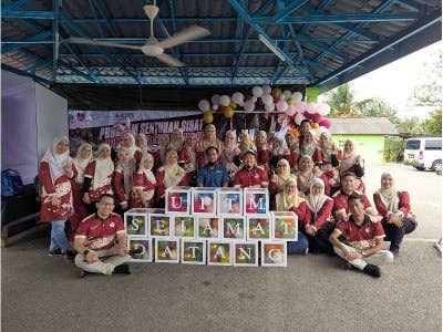 Antara mahasiswa yang menyertai Program Sentuhan Sihat UiTM Bersama Komuniti Felda Palong 12 dan 13 di Palong pada Ahad.