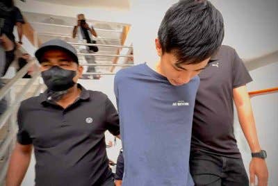 Tertuduh dibawa ke Mahkamah Majistret 1 untuk dituduh menyebabkan kecederaan terhadap seorang doktor pada Disember lalu.