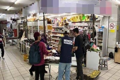 Antara permis runcit yang diserbu dalam operasi dijalankan pada Ahad.