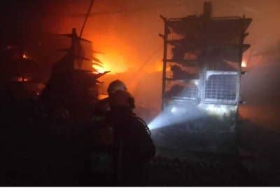 Anggota bomba sedang memadamkan kebakaran sebuah kilang memproses makanan sejuk beku pada Rabu.