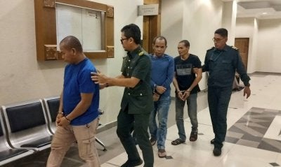 Tertuduh dibawa keluar dari mahkamah selepas mengaku.bersalah.dan dijatuhi hukuman.