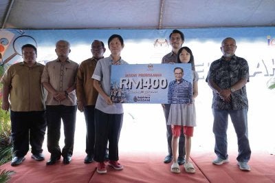 Muhammad Kamil (dua dari kanan) ketika menyempurnakan Program Kembali Ke Sekolah Tahun 2026 di bawah Inisiatif Sejahtera Madani di sebuah pasar raya di Klebang pada Rabu.