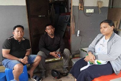 Mohd Tauffik (kiri) dan Mohd Hidayat (tengah) akan ke Bengkalis Indonesia untuk membuat pengecaman mayat. 