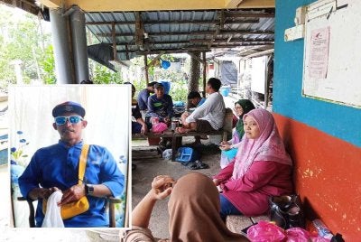 Penduduk kampung masih menunggu di Jeti Sungai Tongkang, Rengit. Gambar kecil: Mohd Fadzli