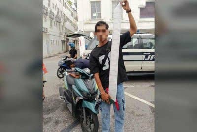 Seorang warga Indonesia menerima enam saman atas pelbagai kesalahan.