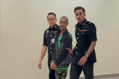 Tertuduh dibawa pegawai SPRM keluar dari Mahkamah Sesyen Kuantan pada Rabu. 