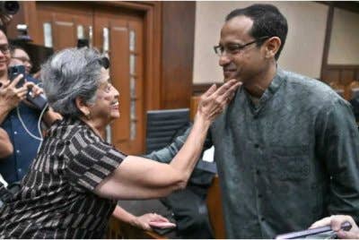 Nadiem mendapat sokongan daripada ibunya semasa menjalani perbicaraan di mahkamah di Jakarta pada Isnin.