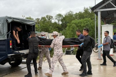 Mayat mangsa dibawa ke Hospital Sultanah Nora Ismail, Batu Pahat. Foto Maritim Malaysia