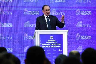 Anwar menyampaikan syarahan umum mengenai Peralihan Kuasa: Pilihan Strategik bagi Malaysia dan Turkiye kepada golongan profesional, akademik, pegawai kanan Turkiye serta pelajar sempena lawatan rasmi Perdana Menteri ke Turkiye. Foto Bernama