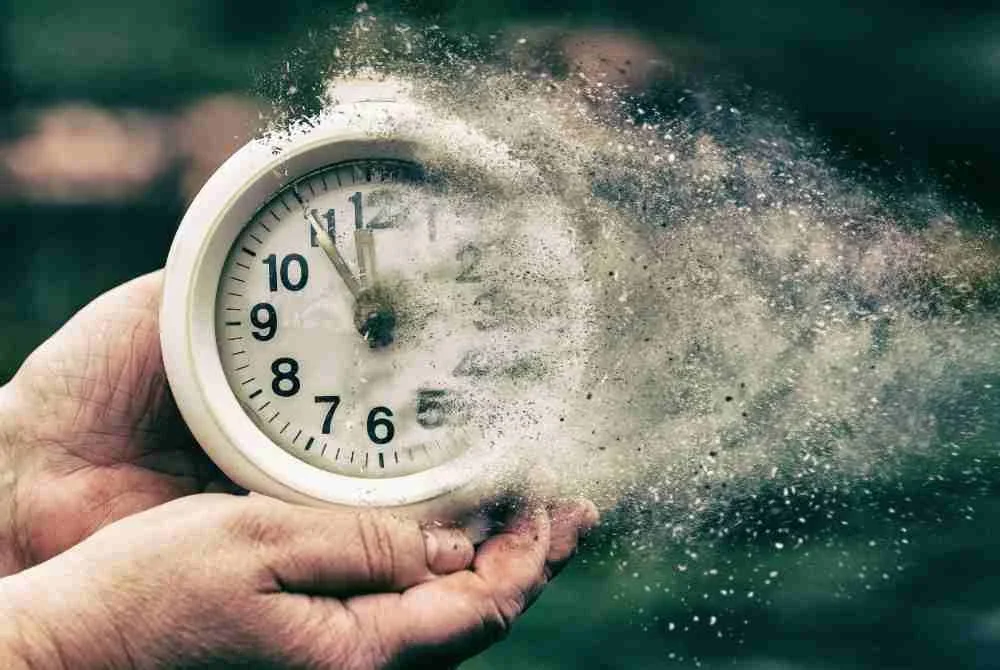 Apabila masa dirasakan berlalu terlalu pantas, Islam mengajak manusia kembali berhenti seketika. Gambar hiasan 