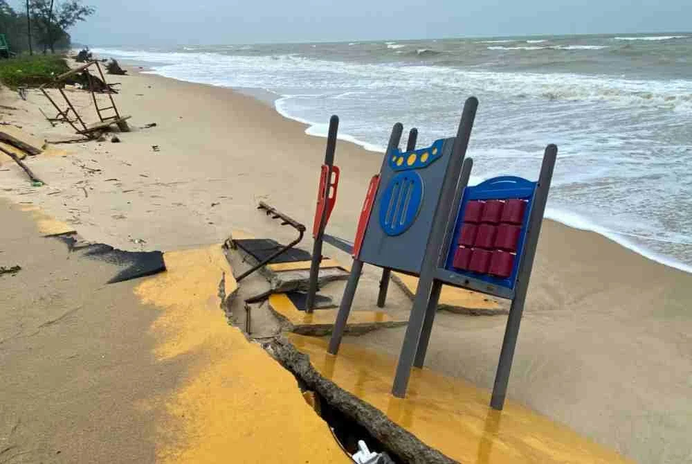 Kemudahan taman permainan turut rosak teruk dan 'ditelan' laut akibat hakisan di Pantai Bisikan Bayu, Semerak, Pasir Puteh.