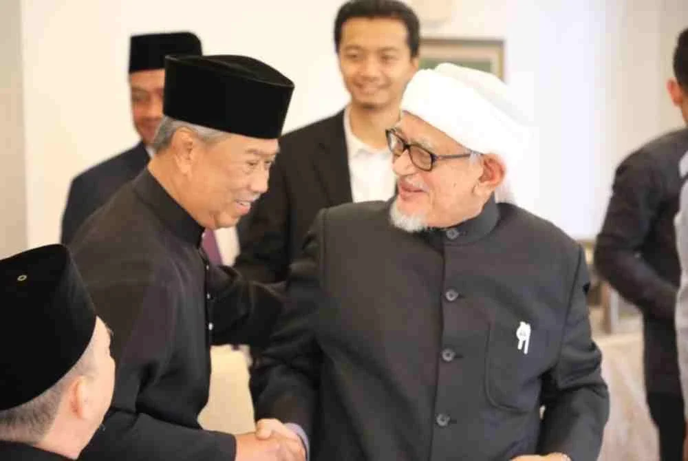 Pas memerlukan figura Bersatu bagi menerajui PN, sekali gus diangkat sebagai 'poster boy' PRU16 susulan faktor Islamofobia masih menebal terhadap Pas.