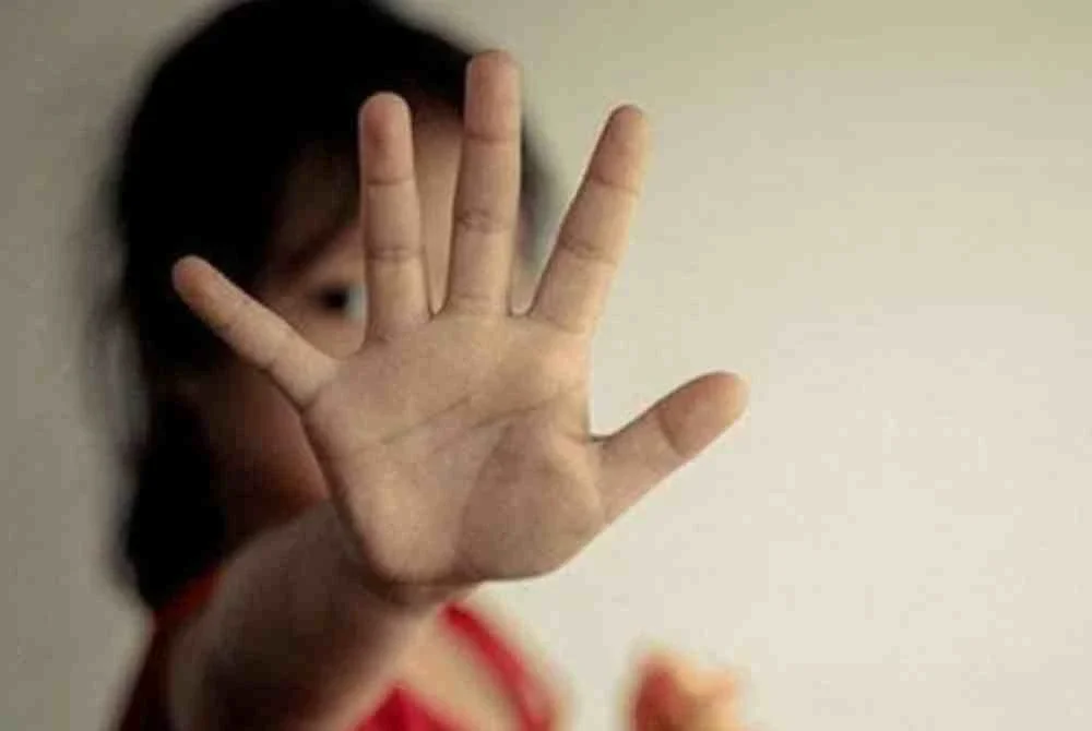 Kejadian dera menimbulkan persoalan mengenai keselamatan kanak-kanak di rumah sendiri. Gambar hiasan