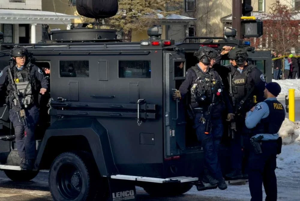 Pegawai Jabatan Polis Minneapolis tiba di lokasi kejadian di mana seorang pegawai ICE menembak mati seorang wanita di Minneapolis, Minnesota, pada Rabu. Foto: Agensi