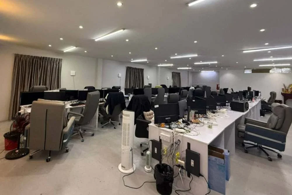 Gambar pada tahun lalu menunjukkan peralatan komputer semasa satu serbuan ke atas sebuah pusat penipuan siber di Phnom Penh. Foto: Agensi