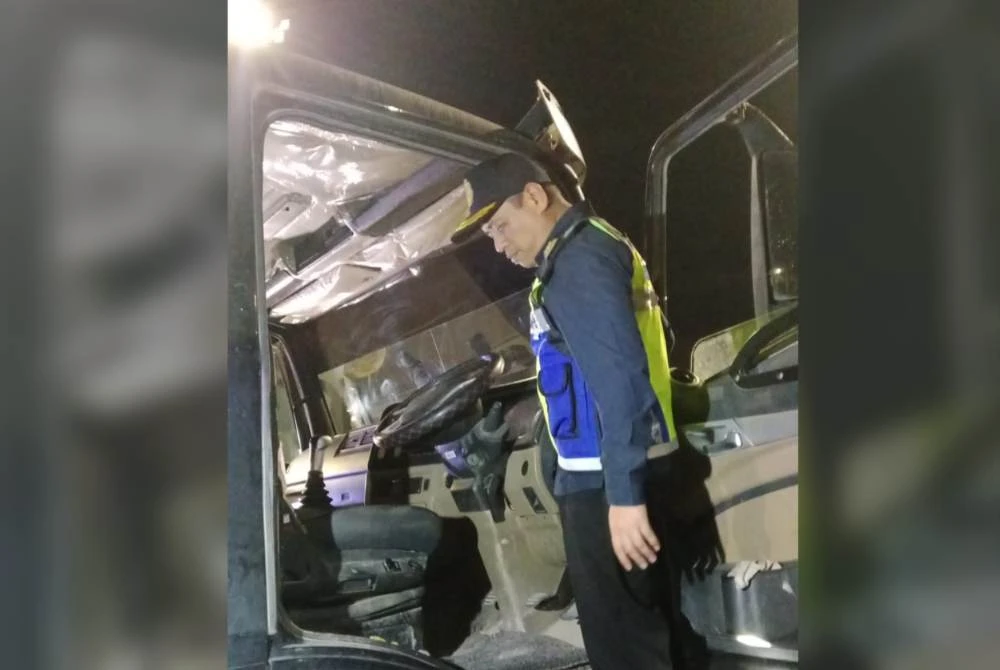 Aedy memeriksa lori yang ditahan pada Rabu.