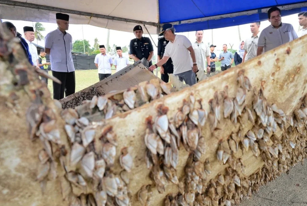 Al Sultan Abdullah meluangkan masa melihat sendiri objek disyaki serpihan dari angkasa. Foto FB Kesultanan Pahang