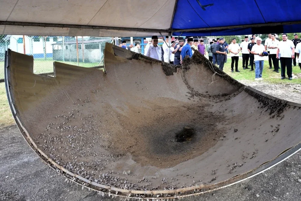 Serpihan disyaki dari anglasa kini ditempatkan di Balai Polis Nenasi bagi tujuan pengawasan dan kajian. Foto FB Kesultanan Pahang