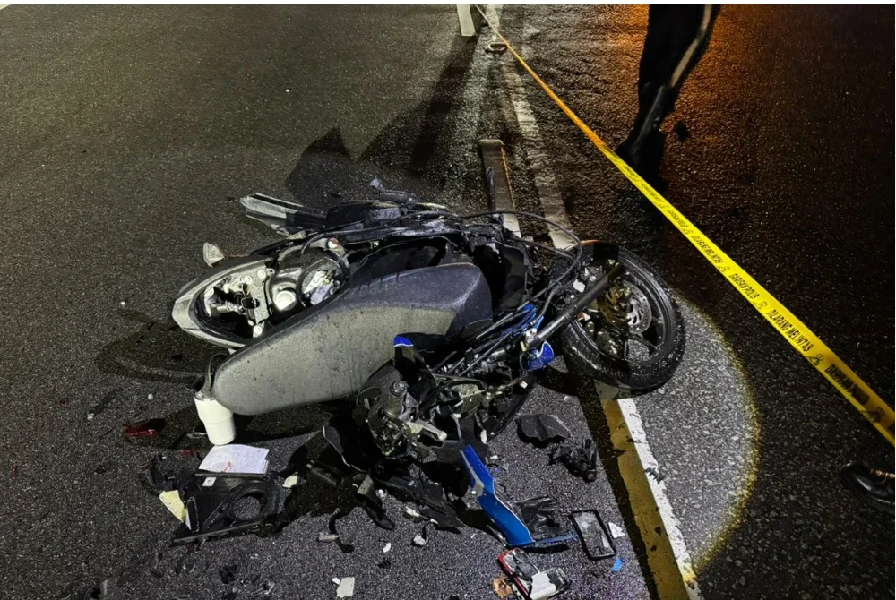 Penunggang motosikal, Intan Darwiena Abdullah, mengalami kecederaan parah di bahagian badan disahkan meninggal dunia di tempat kejadian.