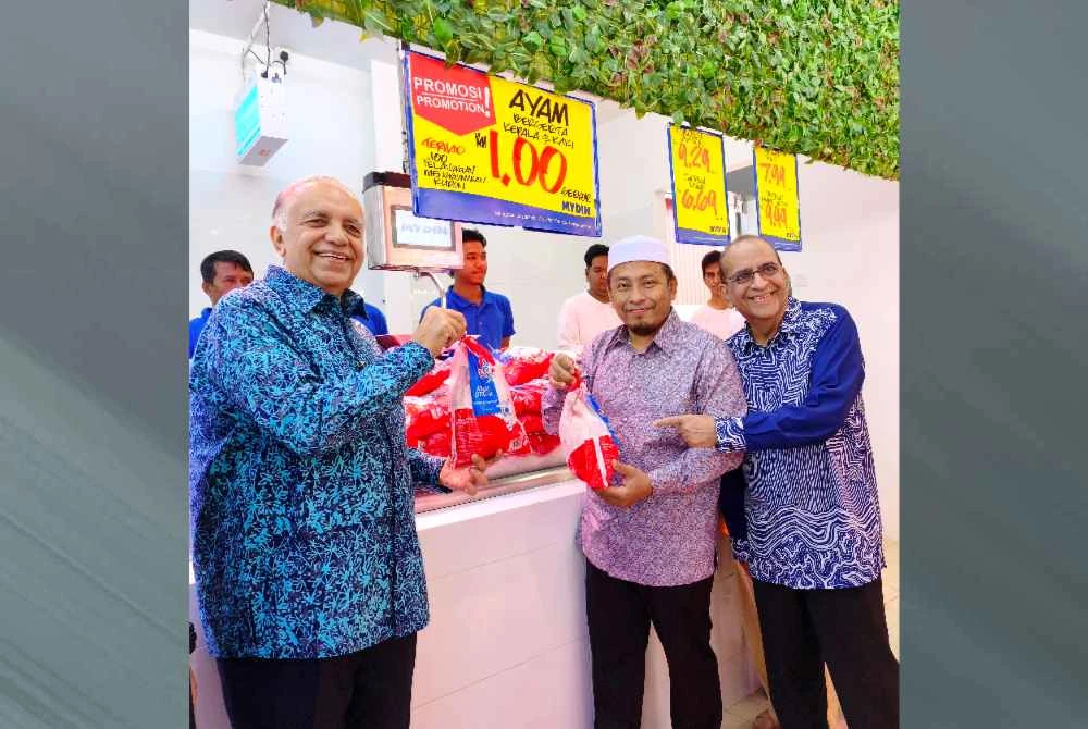 Ahmad Fadhli (dua,kanan) menunjukkan ayam yang ditawarkan pada harga serendah RM1 seekor semasa merasmikan Mydin Mart di Pasir Mas pada Khamis dan hadir sama ialah Ameer (kiri). Foto: SINAR HARIAN/HAZELEN LIANA KAMARUDIN