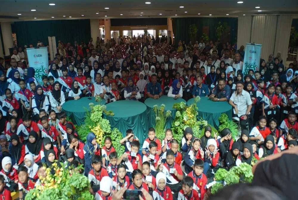 Barisan pengurusan UDA bersama kakitangan menyantuni serta bergambar kenangan dengan para penerima sumbangan persekolahan menerusi Program UDA Cares - Back to School 2026 di Angsana Johor Bahru Mall, pada Rabu.