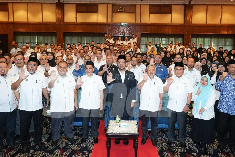 Dr Zulkifli (depan, tengah) bergambar bersama warga kerja YAPIEM bersama pada Majlis Pelancaran Tahun Infak YAPEIM 2026 Sempena Majlis Perhimpunan Warga Kerja YAPEIM 2026 pada Khamis. Foto: ROSLI TALIB