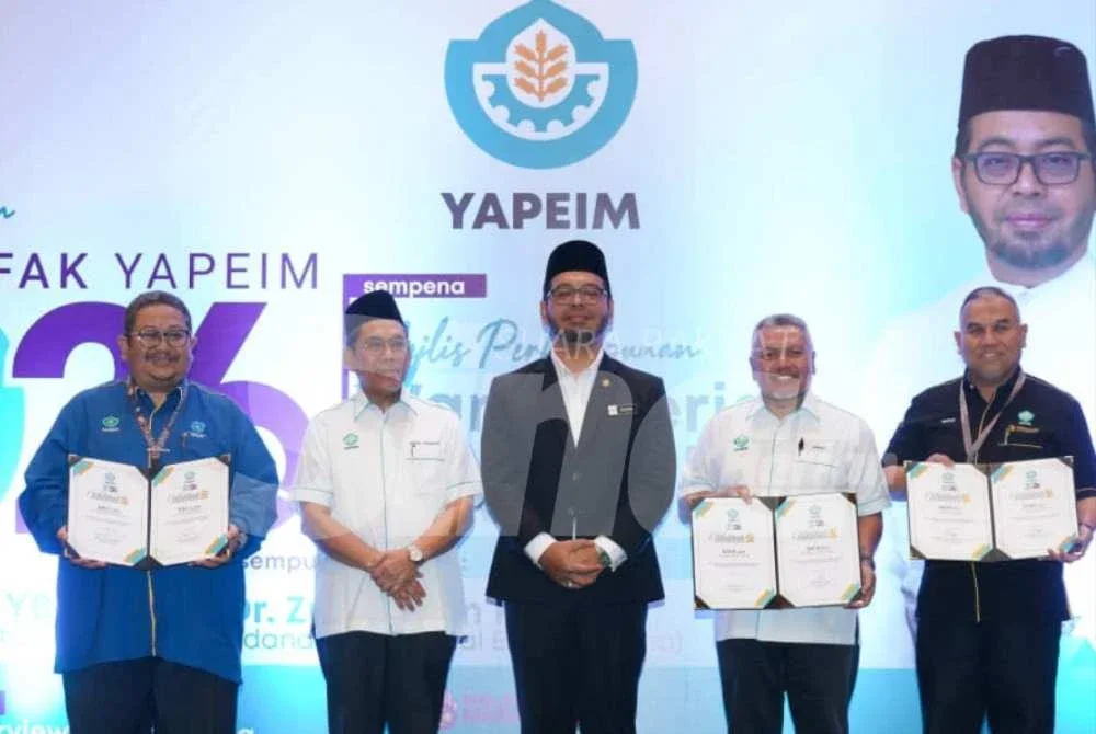 Dr Zulkifli (tengah) bergambar bersama Pengerusi Lembaga Pemegang Amanah YAPIEM, Abdul Khudus Mohd Naaim (dua dari kiri), Pengarah YAPEIM Zabini Nasan (dua dari kanan), Pengurus Besar Koperasi YAPEIM Berhad, Mohamad Fozi Tunggal (kanan) dan Ketua Pegawai Eksekutif Kumpulan YAPEIM Holding Sdn Bhd, Irwan A Rahman selepas sesi Menandatangani dan Serahan KPI YAPEIM pada Khamis. Foto: ROSLI TALIB