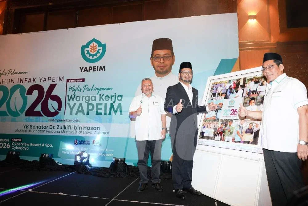 Dr Zulkifli (dua dari kiri) menyempurnakan Pelancaran Tahun Infak YAPEIM 2026. Foto: ROSLI TALIB