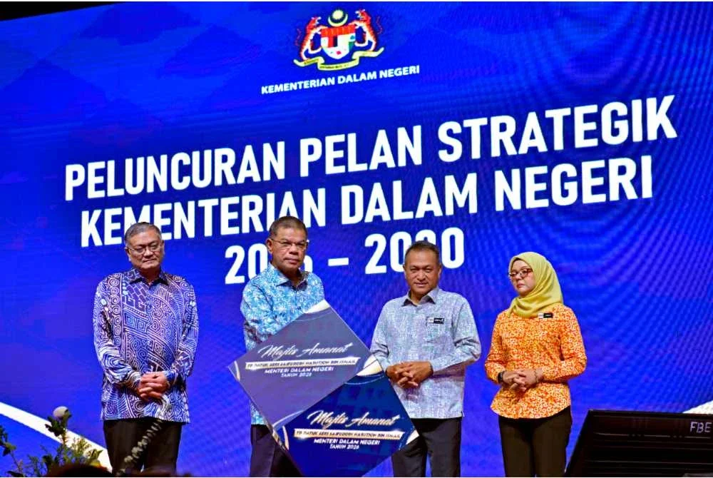 Saifuddin Nasution (dua dari kiri) meluncurkan Pelan Strategik Kementerian Dalam Negeri 2026-2030 pada Majlis Amanat Menteri Dalam Negeri di Dewan Seri Endon Puspanitapuri pada Khamis. - Foto Bernama