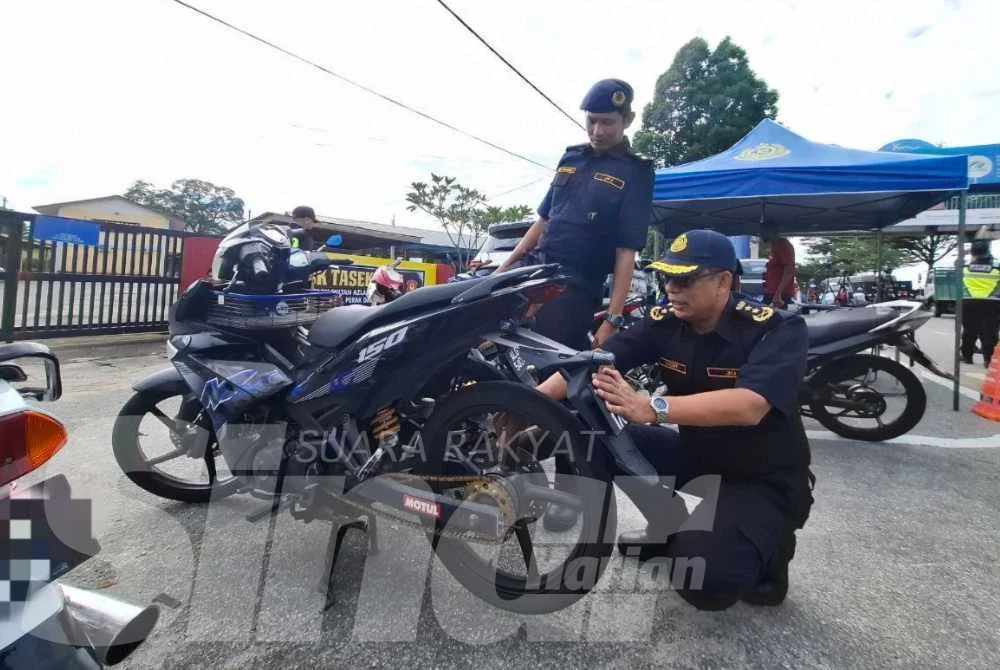 Mohammad Yusoff menunjukkan antara motosikal yang dikesan melakukan penyelenggaraan berbahaya dengan tidak mempunyai brek.