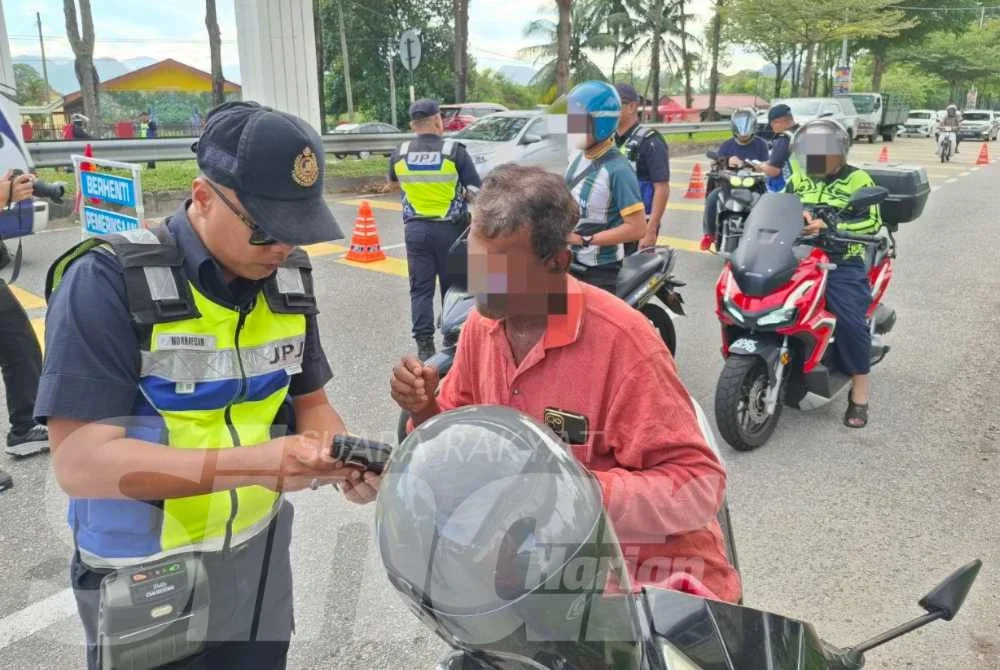 Sebanyak 820 motosikal telah diperiksa dengan 74 daripadanya diambil tindakan termasuk tujuh disita dalam Operasi Pengarah dijalankan JPJ Perak pada Khamis.