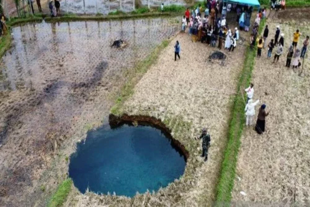 Orang ramai tidak melepaskan peluang datang melihat lubang benam .-Agensi