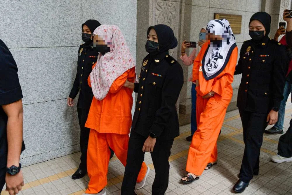 Majistret Ezrene Zakariah turut mengeluarkan perintah reman selama tiga hari dan enam hari masing-masing kepada isteri pertama dan kedua bekas pegawai tertinggi Tentera Darat tersebut. Foto: Bernama 