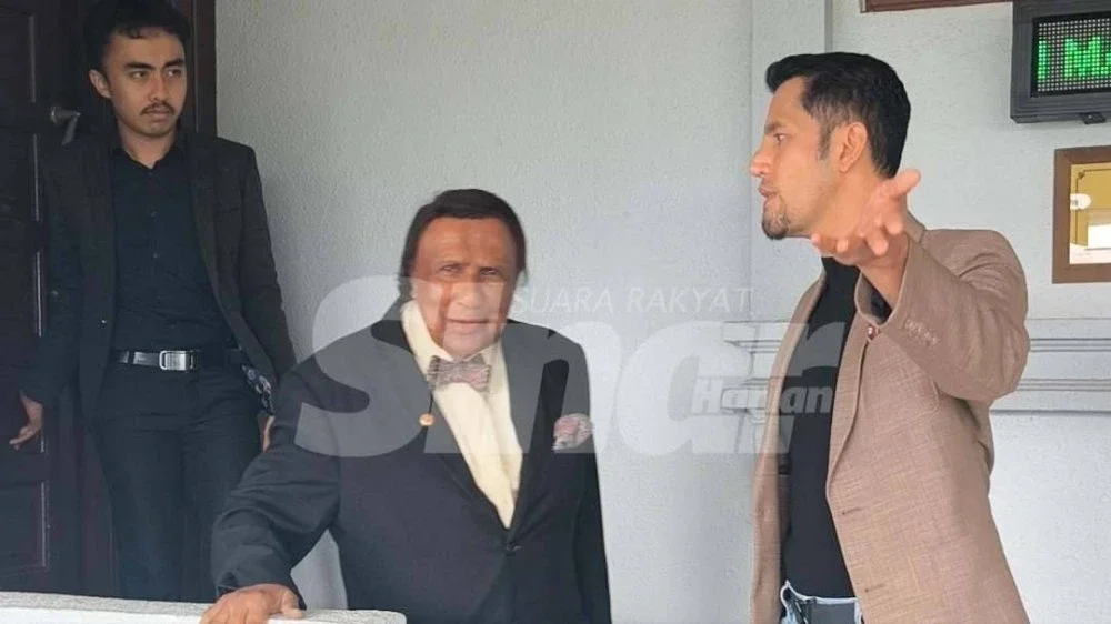 Aliff Syukri yang mengenakan kot berwarna coklat (kanan) dan Abdul Kadir (tengah) hadir ke Mahkamah Tinggi Kuala Lumpur pada Khamis.