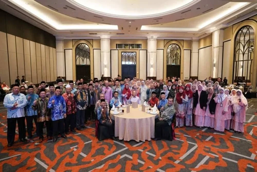 Wan Rosdy (duduk di tengah) bergambar bersama peserta pada majlis Penutupan Bengkel Anjakan Paragidma Pendidikan.