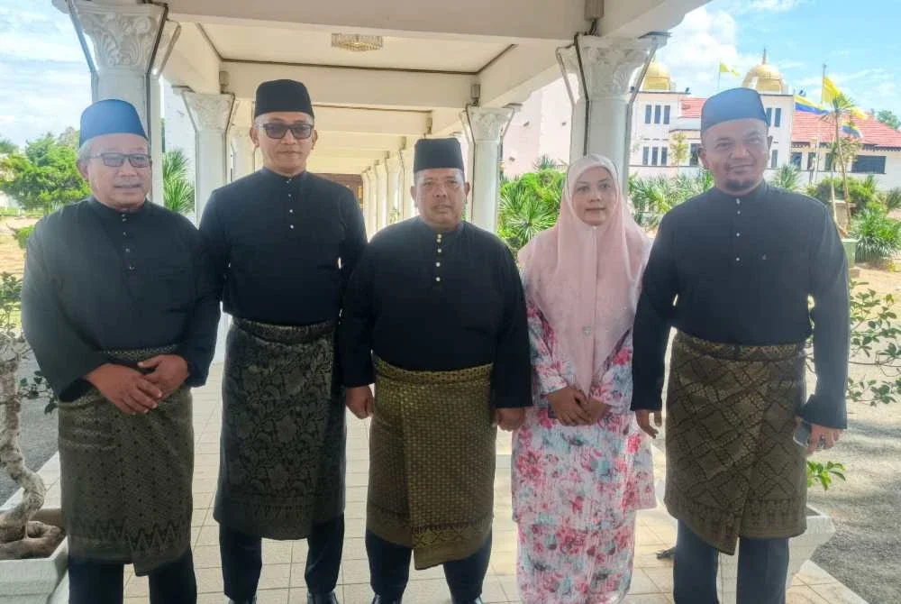 Abu Bakar (tengah) bersama empat Exco Perlis yang mengangkat sumpah di Istana Arau pada Khamis.