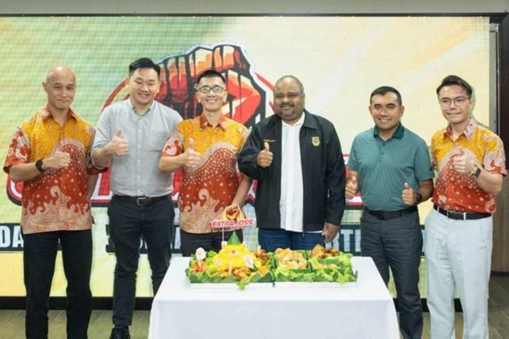Dari kiri : Pengurus Jualan National Mr Leong, DKSH Mr Lee Koon Gui, Pengurus Negara Kalbe Malaysia Mr Oktavianus, Setiausaha Agung PRESMA Tuan Habeebur Rahman, Setiausaha MSAT Lt. Kol. Fathi Abu Bakar dan Pengurus Jenama Extra Joss Mr Jerry Yew

