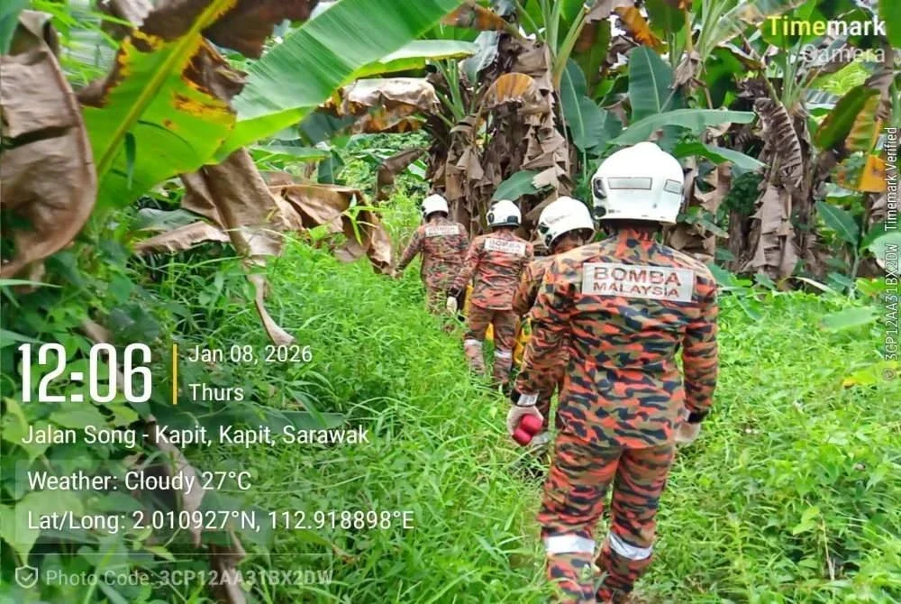 Anggota bomba berjalan kaki menuju ke lokasi kejadian. FOTO: Facbook Balai Bomba dan Penyelamat Kapit