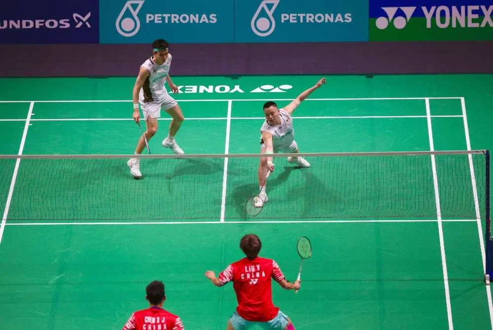 Aaron dan Wooi Yik menentang beregu China, Chen Xu Jun dan Liu Yang pada Kejohanan Badminton Terbuka Malaysia Petronas 2026 di Stadium Axiata Arena pada Khamis. Foto Bernama