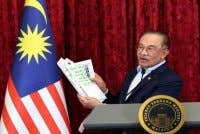 Perdana Menteri, Datuk Seri Anwar Ibrahim memperlihatkan senarai jemaah menteri baharu Kerajaan Madani ketika sidang media khas Pengumuman Anggota Kabinet Baharu di Bangunan Perdana Putra, Putrajaya pada 16 Disember lalu. Foto Bernama 