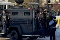 Pegawai Jabatan Polis Minneapolis tiba di lokasi kejadian di mana seorang pegawai ICE menembak mati seorang wanita di Minneapolis, Minnesota, pada Rabu. Foto: Agensi