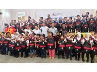 Azmir (tengah) meraikan anak-anak yang menerima bantuan Pek Kembali Ke Sekolah RMCH Malaysia. 