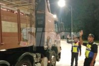 Anggota JPJ menjalankan pemeriksaan melibatkan sebuah kenderaan perdagangan yang ditahan dalam operasi dijalankan pada Rabu.