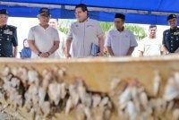 Al Sultan Abdullah meluangkan masa melihat sendiri objek disyaki serpihan dari angkasa. Foto FB Kesultanan Pahang