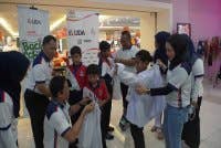 Ketua Pegawai Operasi Angsana Johor Bahru Mall, Imran Salleh (tiga kiri, duduk), Ketua Pegawai Operasi UDA Land (South) Sdn Bhd, Muhammad Ismail Dasuki (dua kiri) dan Ketua Jabatan Komunikasi Korporat Kumpulan UDA Holdings Berhad, Radziah Mohamed Fadzil (kanan) menyantuni pelajar membeli-belah barangan kelengkapan persekolahan sumbangan UDA sempena Program UDA Cares; Education - Back to School 2026 di Angsana Johor Bahru Mall, pada Rabu.