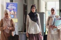 Afifah atau Dr Fie (tengah) hadir ke mahkamah bersama ibu Puteri Ummi Kartini (kanan).