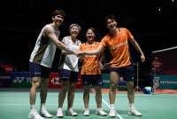 Pemain campuran negara Chen Tang Jie (kiri) dan Toh Ee Wei bersama rakan senegara Cheng Su Yin dan Hoo Pang Ron pada kejohanan Badminton Terbuka Malaysia 2026 di Stadium Axiata Arena. Foto: Bernama