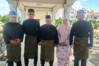 Abu Bakar (tengah) bersama empat Exco Perlis yang mengangkat sumpah di Istana Arau pada Khamis.
